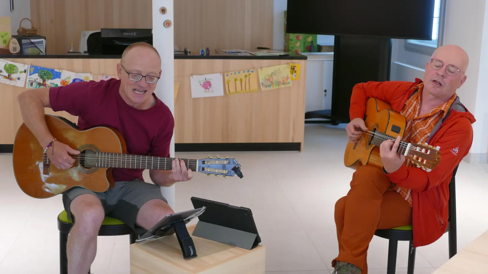 René (links) und Werner: Zwei der drei Thüringer Diakonen auf der Walz griffen im „Bernatura” zur Gitarre. (Foto: Helmut Meixner)