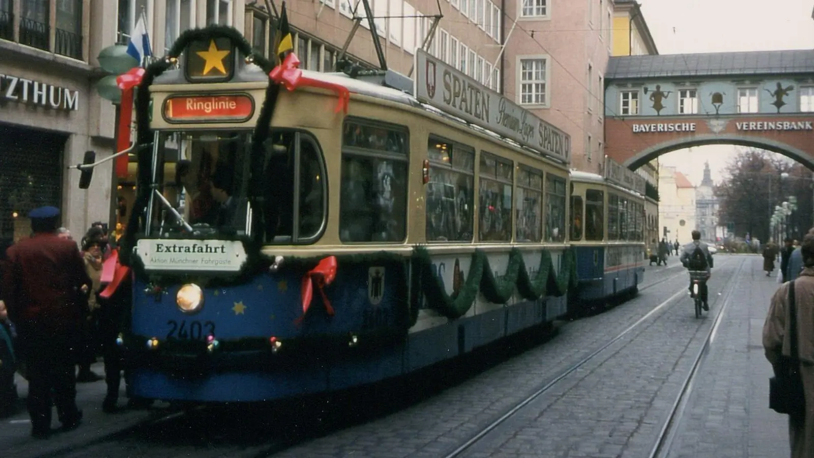 Die Münchner Christkindl-Trambahn fuhr das erste Mal im November 1994. (Archivbild) (Foto: -/Aktion Münchner Fahrgäste/dpa)