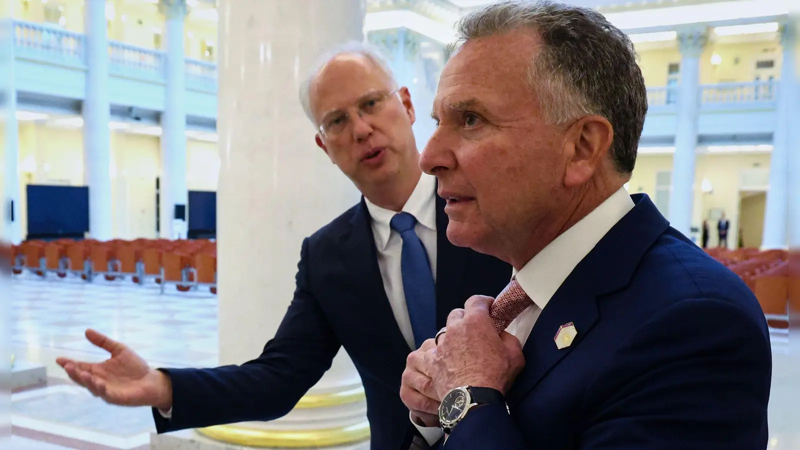 Kreml-Unterhändler Kirill Dmitrijew (links) und der Sondergesandte Steve Witkoff bei Gesprächen sind die Hauptfiguren bei den Gesprächen in Miami. (Archivbild) (Foto: Vyacheslav Prokofyev/Pool Sputnik Kremlin/AP/dpa)