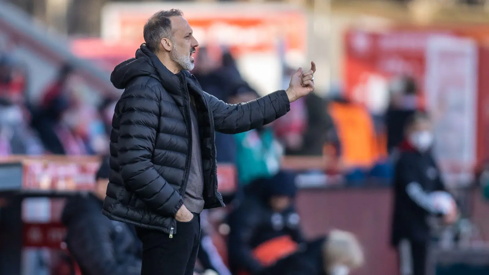 Stuttgarts Trainer Pellegrino Matarazzo steht gestikulierend am Rand des Spielfelds. (Foto: Andreas Gora/dpa)