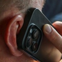 Innenraum-Überwachungssysteme in Autos sollen unter anderem verhindern, dass der Fahrer während der Fahrt ohne Freisprechanlage telefoniert. (Symbolbild) (Foto: Jan Woitas/dpa)