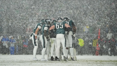 Im dichten Schneetreiben setzten sich die Eagles gegen die Los Angeles Rams durch. (Foto: Matt Slocum/AP/dpa)