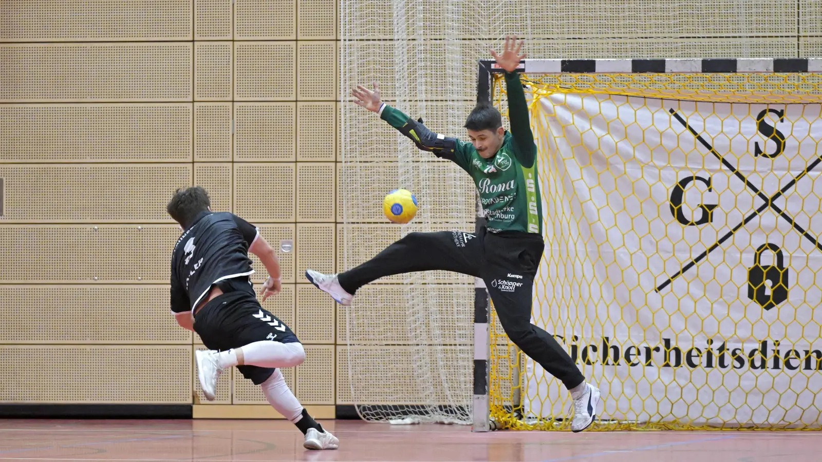 TSV-Torwart Arnold Kiss (hier gegen den Haunstettener Luca Kofler) brachte die Gastgeber mit mehreren Glanzparaden zur Verzweiflung. (Foto: Martin Rügner)
