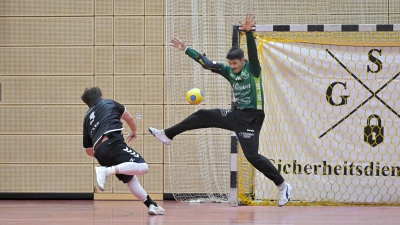 Einzig der Rothenburger Torwart Arnold Kiss (hier in einem anderen Spiel) stemmt sich gegen die Niederlage. (Foto: Martin Rügner)