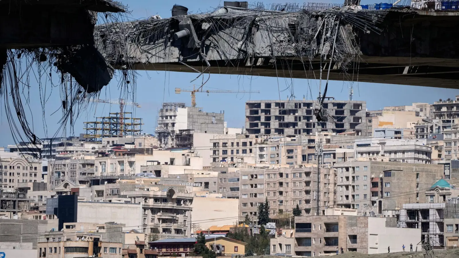 Eine große Autobahnbrücke wurde bereits vergangene Woche bombardiert. (Archivbild) (Foto: Vahid Salemi/AP/dpa)