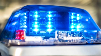 Einen E-Scooter-Fahrer, der sich nicht kontrollieren lassen wollte, schnappte die Bad Windsheimer Polizei. (Symbolbild: David Inderlied/dpa)
