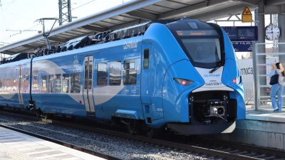 In einem Zug wurde der Angeklagte das erste Mal ausfällig. Als er im Bahnhof in Ansbach ausstieg, traf er auf die Polizei. Da er sich auch hier danebenbenahm, wurde er festgenommen. (Archivfoto: Thomas Schaller)