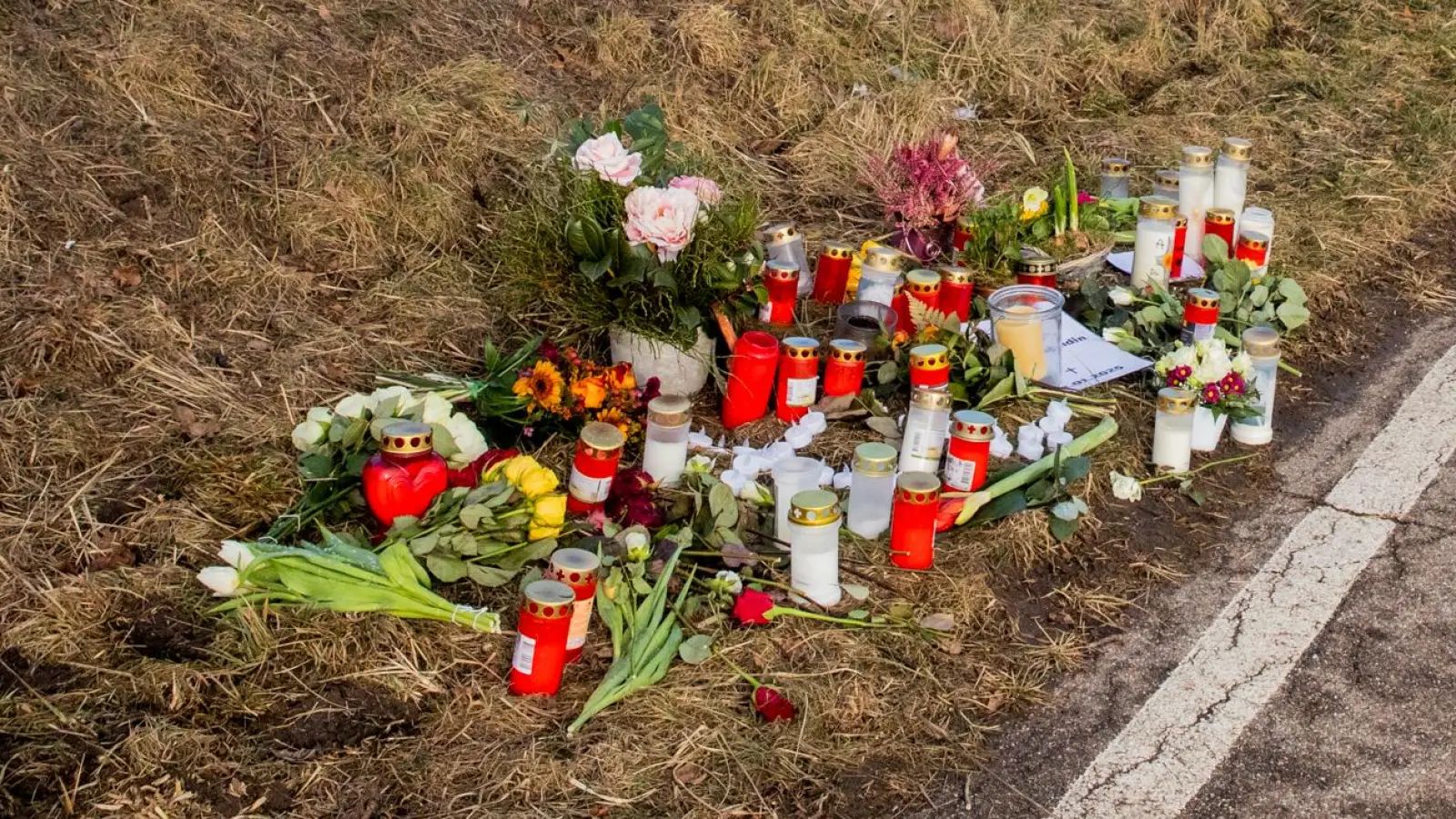 Blumen und Kerzen erinnern an den tödlichen Unfall zwischen Pfaffengreuth und Obereichenbach an dem Unfallort. (Archivbild: Evi Lemberger)