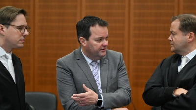 Freispruch vor dem Landgericht für den ehemaligen DFB-Schatzmeister Stephan Osnabrügge (M). (Archivbild) (Foto: Arne Dedert/dpa)