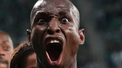 Nicolas Jackson soll die Offensive beim FC Bayern München verstärken - aber kommt es auch dazu? (Foto: Petr David Josek/AP/dpa)