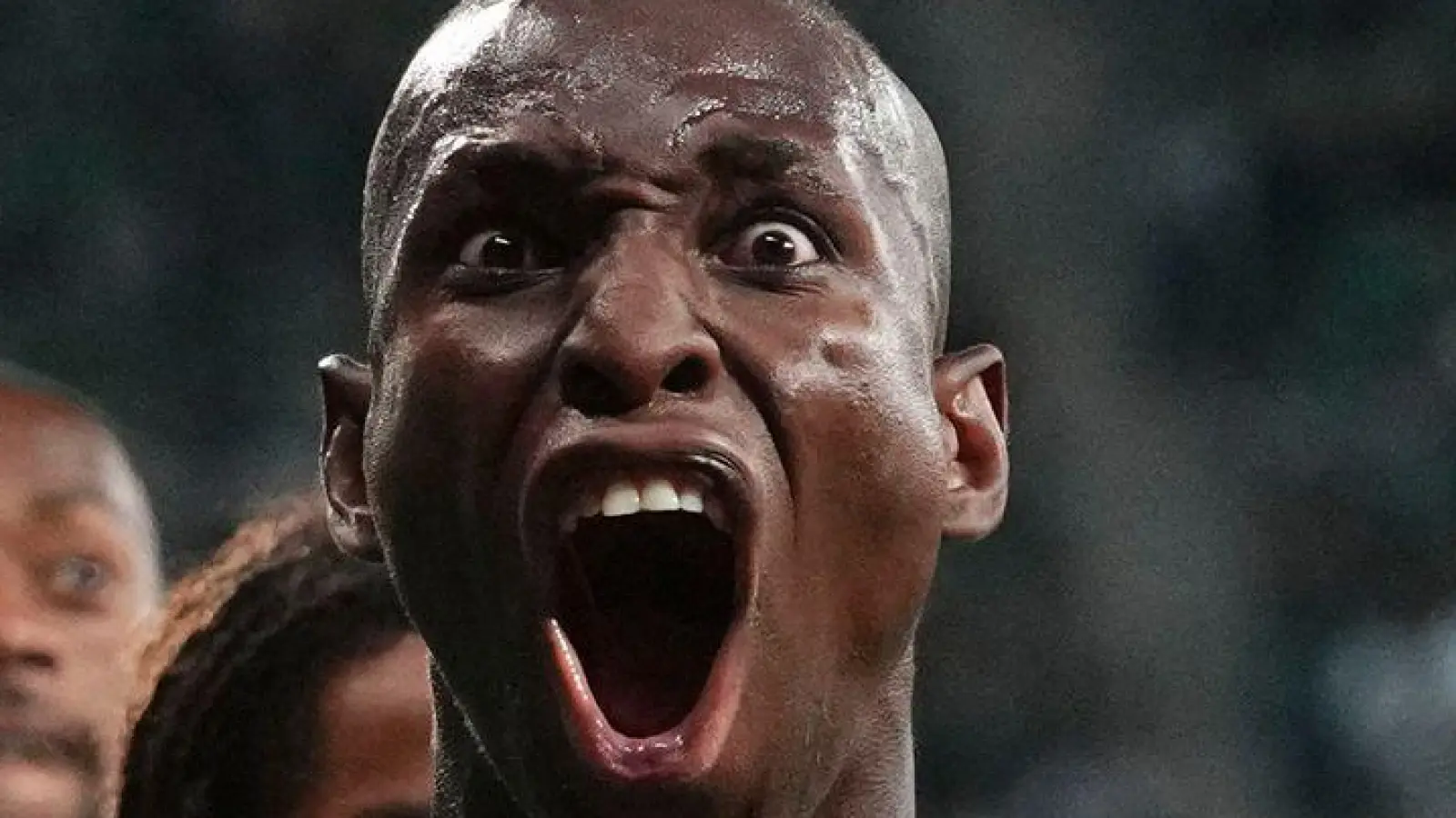 Nicolas Jackson soll die Offensive beim FC Bayern München verstärken - aber kommt es auch dazu? (Foto: Petr David Josek/AP/dpa)