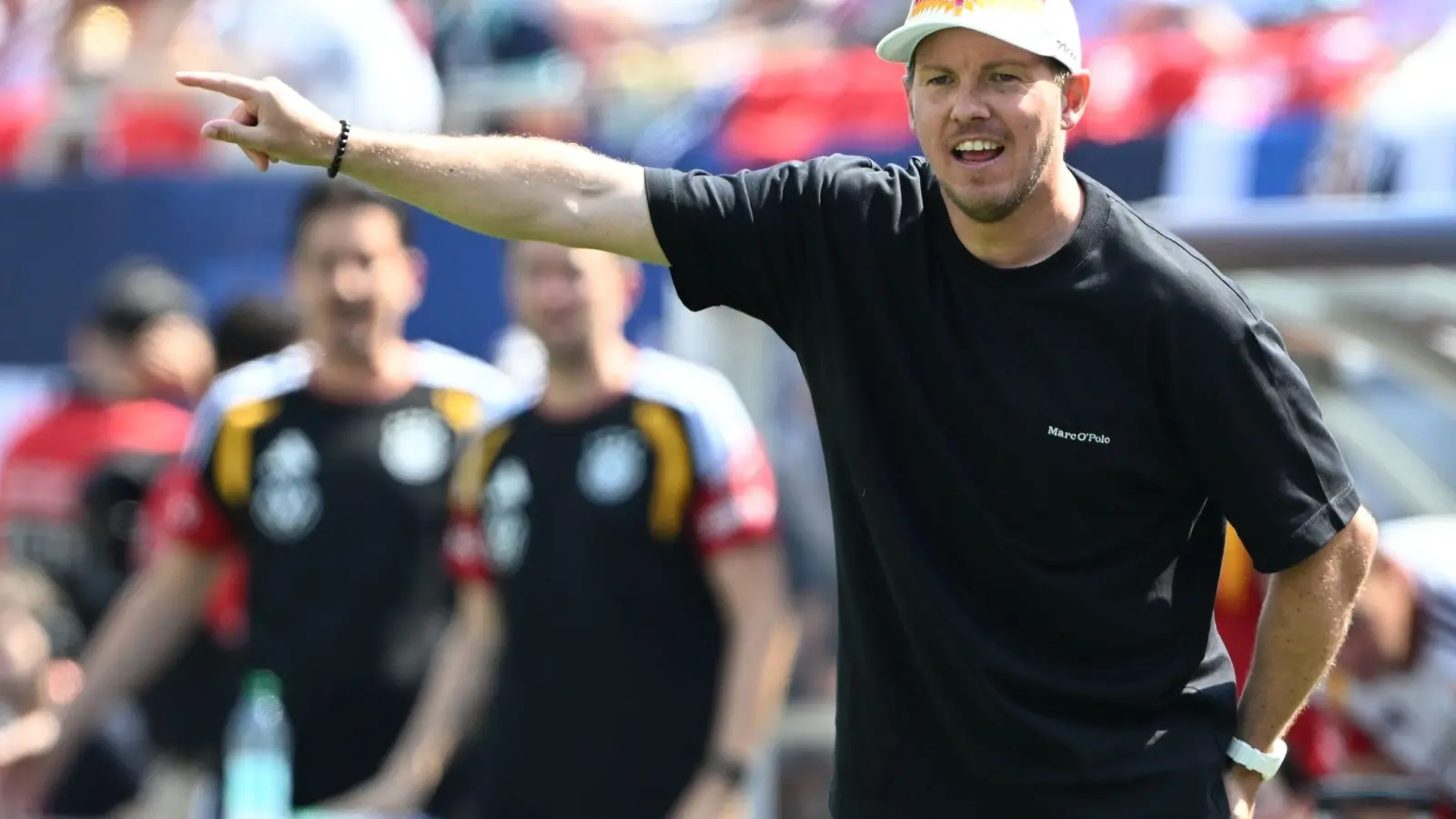 Julian Nagelsmann gibt Anweisungen bei der WM-Generalprobe der Nationalmannschaft. (Foto: Federico Gambarini/dpa)