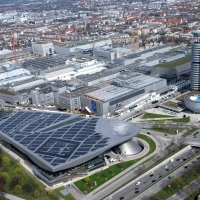 Das BMW-Werk München - hier links des Vierzylinder-Hochhauses zu sehen - wurden in den vergangenen Jahren im laufenden Betrieb umgebaut. (Archivbild) (Foto: Sven Hoppe/dpa)