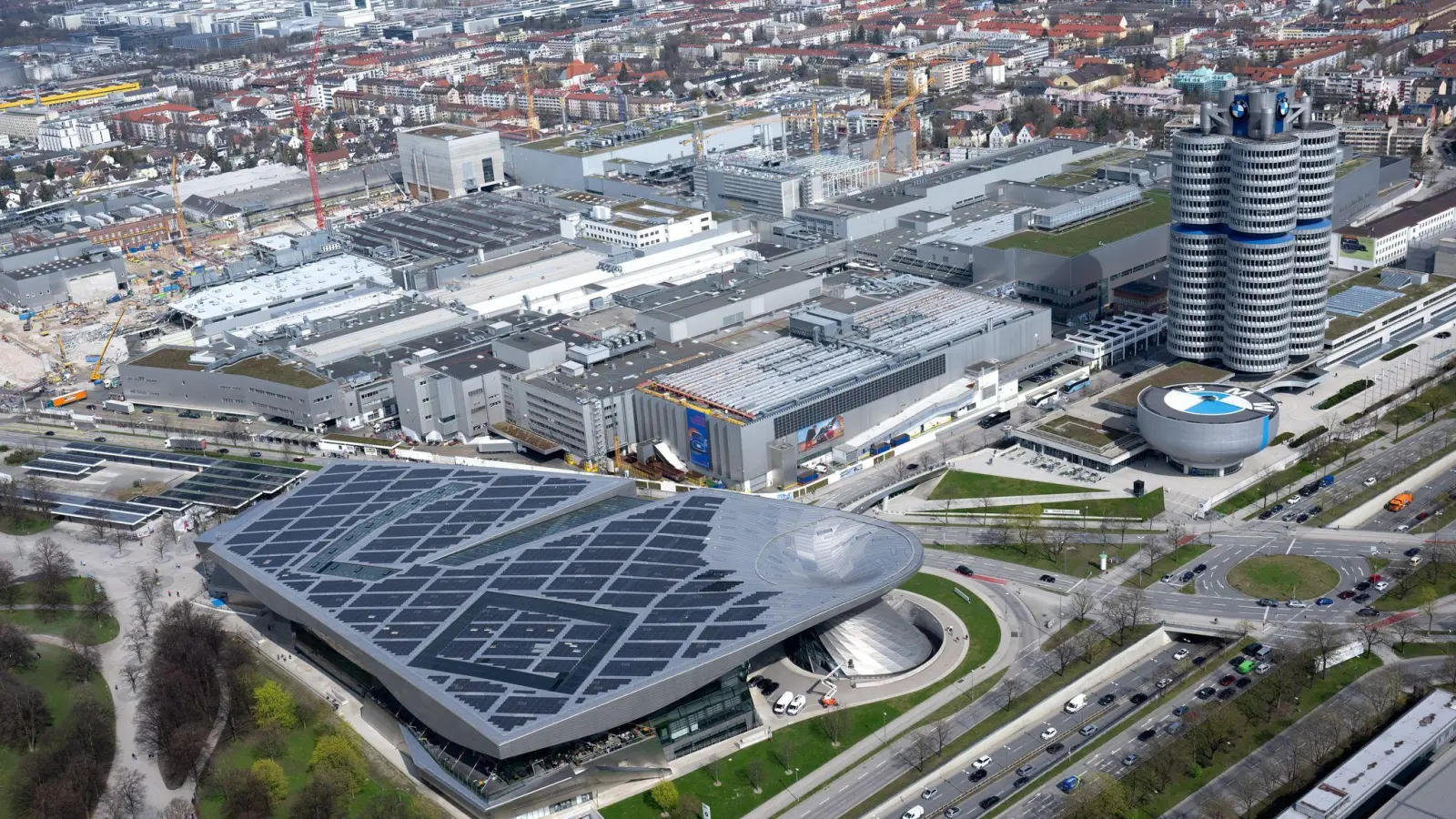 Das BMW-Werk München - hier links des Vierzylinder-Hochhauses zu sehen - wurden in den vergangenen Jahren im laufenden Betrieb umgebaut. (Archivbild) (Foto: Sven Hoppe/dpa)