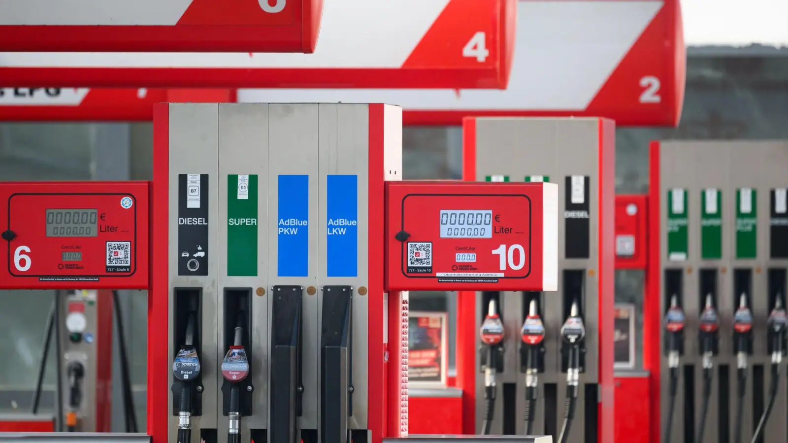 Die Spritpreise haben erneut kräftig angezogen. Insbesondere bei Diesel. (Archivbild) (Foto: Robert Michael/dpa)