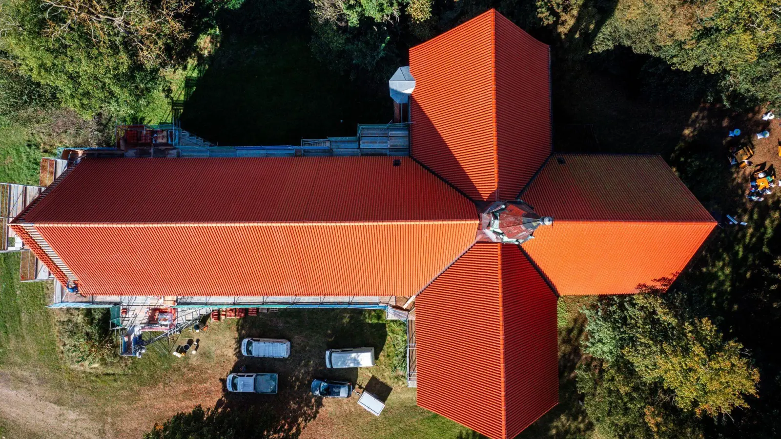 Neues Dach für die Klosterkirche: Die außergewöhnliche Dachkonstruktion der Klosterkirche in Neukloster wurde restauriert (Foto: Jens Büttner/dpa)