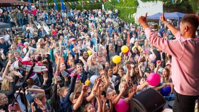 Nevio Passaro und seine Band werden auch in diesem Jahr wieder ein Schulhofkonzert auf dem Areal der Emskircher Grundschule geben. Im Vorjahr waren mehr als 2000 Kinder und Erwachsene dabei. Diese Zahl will man noch toppen. (Archivbild: Mirko Fryska)