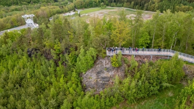 Die ersten Besucher stehen auf der neuen Aussichtsplattform am Schacht 371 des ehemaligen Bergbauunternehmens Wismut AG. Hier und an anderen Stellen in Sachsen und Thüringen wurde nach dem Zweiten Weltkrieg Uran abgebaut. (Foto: Jan Woitas/dpa/dpa-tmn)