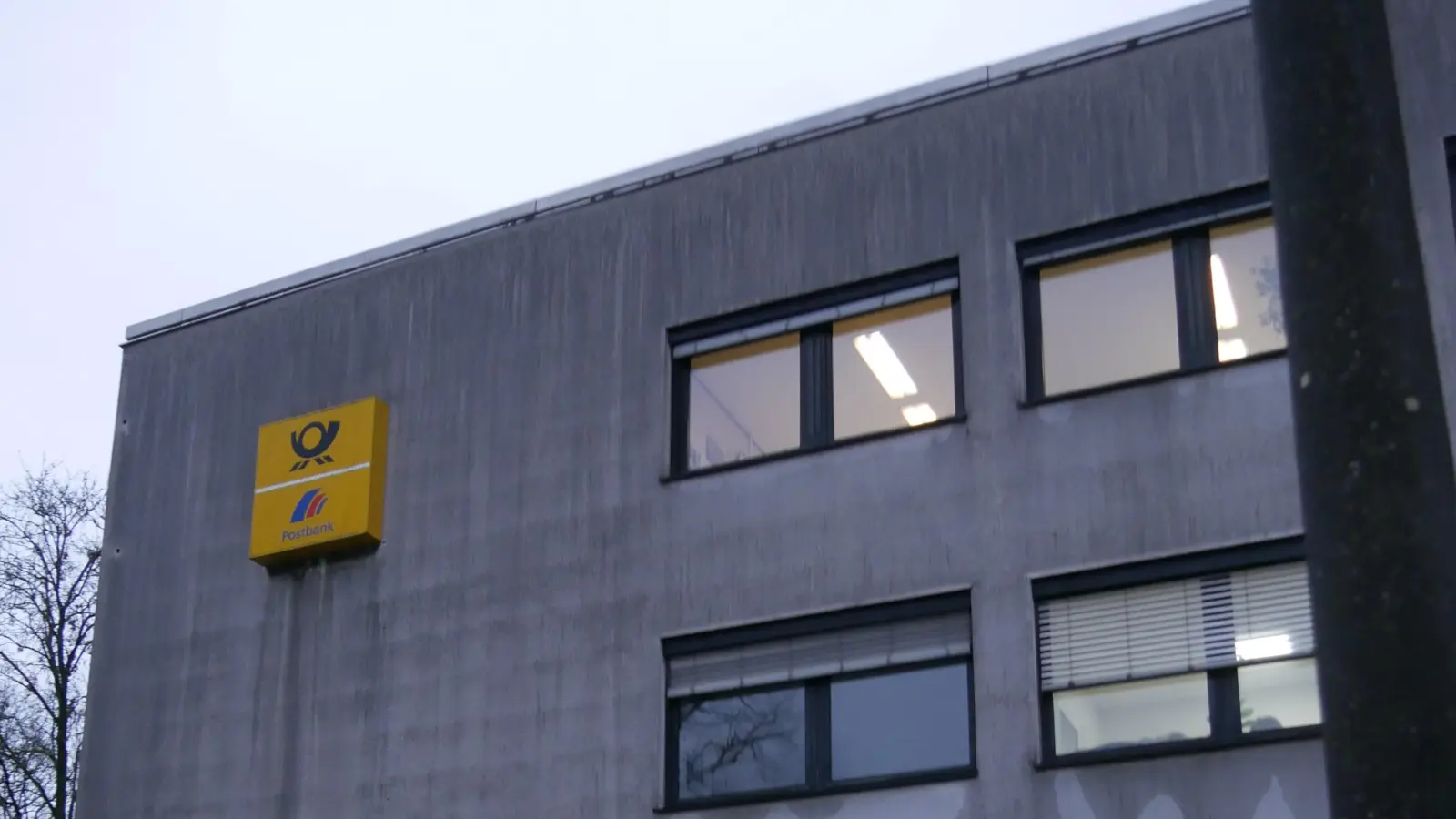 Für die Menschen aus Neustadt und Umgebung ist das Gebäude in der Alleestraße 6 noch „die Post“. An der Fassade prangen die Logos von Post und Postbank untereinander. (Foto: Ulli Ganter)