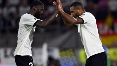 Nach dem Schlotterbeck-Aus wieder vereint im Abwehrzentrum: Antonio Rüdiger (l) und Jonathan Tah. (Archivbild)  (Foto: Federico Gambarini/dpa)
