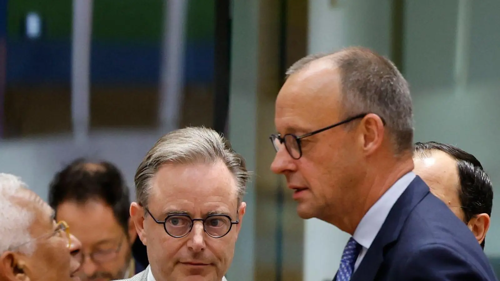 Kanzler Merz hat es beim Gipfel in Brüssel nicht leicht mit seinem Vorstoß für die Nutzung des eingefrorenen russischen Vermögens für die Ukraine. (Foto: Geert Vanden Wijngaert/AP/dpa)