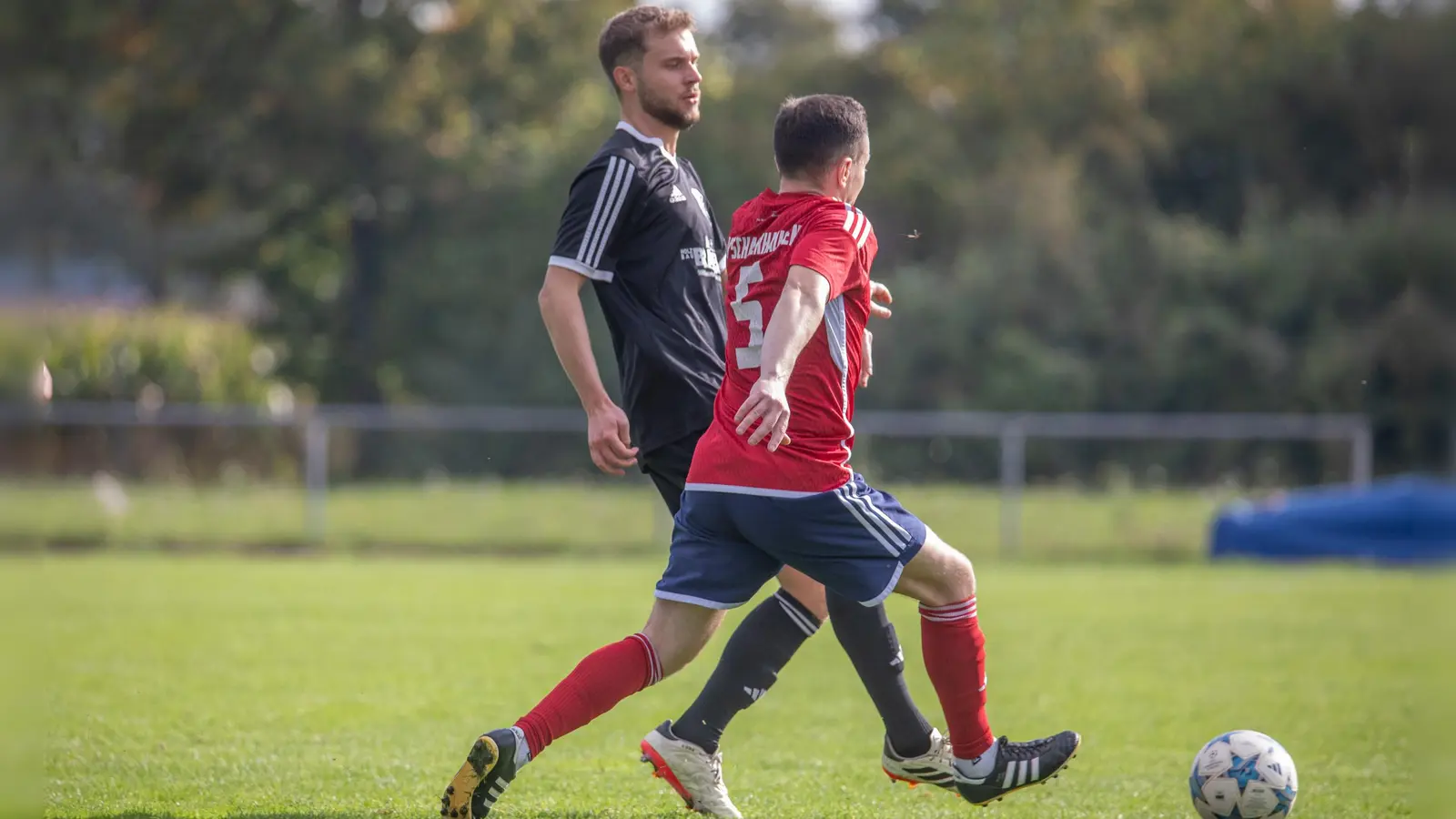 Nico Grünsteidel (Schalkhausen, rotes Trikot) im Duell mit Kevin Schuller (Dietenhofen). (Foto: Markus Zahn)