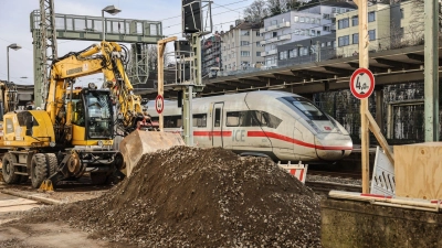 Die Bagger am Wuppertaler Hauptbahnhof stehen schon bereit. (Foto: Oliver Berg/dpa)