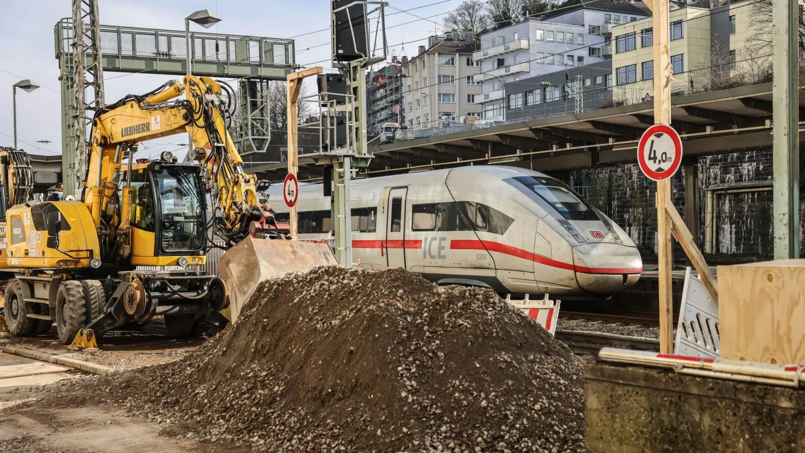Die Bagger am Wuppertaler Hauptbahnhof stehen schon bereit. (Foto: Oliver Berg/dpa)