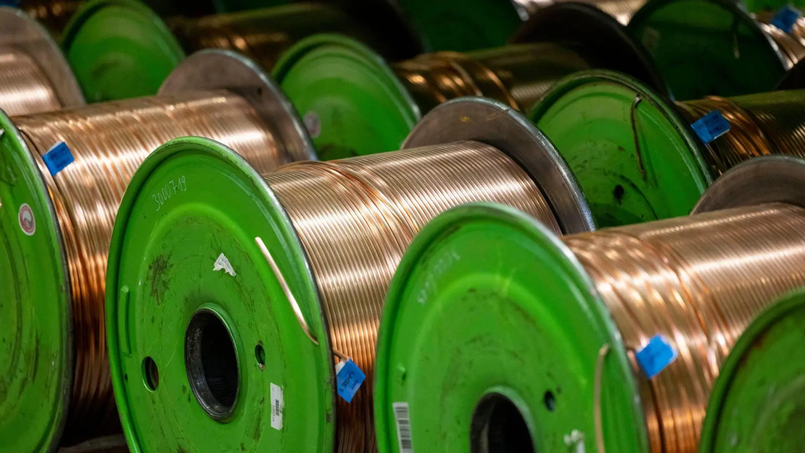 So sehen Stromkabel aus Kupfer aus. Diebe haben über 80 Kilometer aus einer Freiflächenphotovoltaikanlage im Heilsbronner Gemeindeteil Trachenhöfstätt gestohlen. (Symbolbild: Thomas Banneyer/dpa)