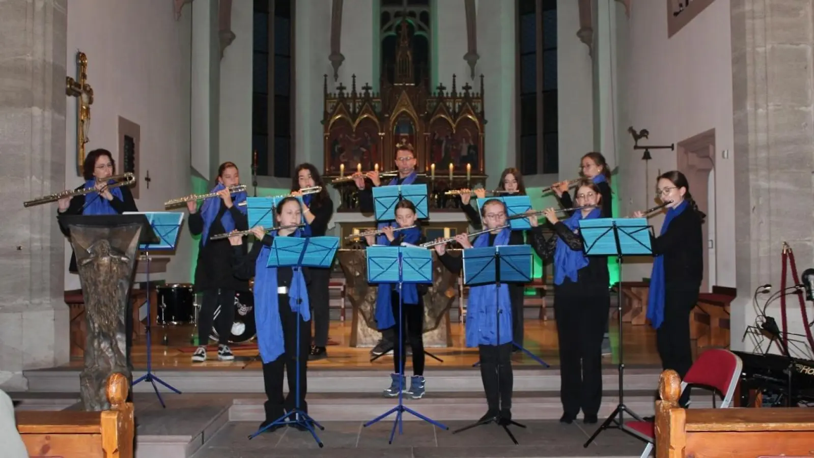 Die jungen Leute der Musikschule begeisterten die gefüllten Reihen mit verschiedenen Stücken der Klassik bei ihrem Martinikonzert. (Foto: Heike Auer)