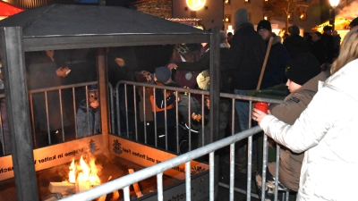 Rund um die abgesicherte Feuerschale scharten sich viele Besucherinnen und Besucher. (Foto: Werner Wenk)