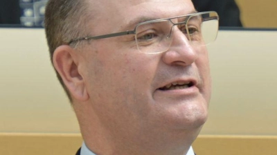 Der Berliner Aktionsplan gegen Steuerbetrug stößt bei Bayerns Finanzminister Füracker auf wenig Applaus. Er fordert eine Zusammenarbeit von Bund und Ländern auf Augenhöhe. (Archivbild) (Foto: Malin Wunderlich/dpa)