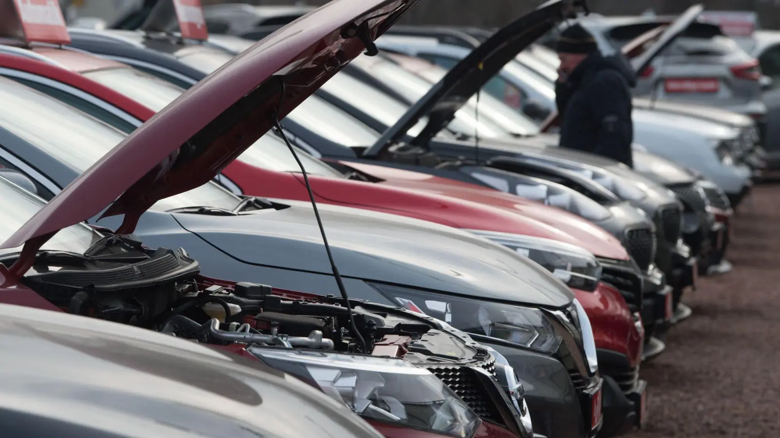 Die Polizei weist darauf hin, dass man Käufer bei privaten Autoverkäufen nicht unbeaufsichtigt mit dem Fahrzeug lassen und den Zustand des Wagens sorgfältig vor dem Verkauf dokumentieren sollte. (Symbolbild: Sebastian Kahnert/dpa-Zentralbild/dpa)