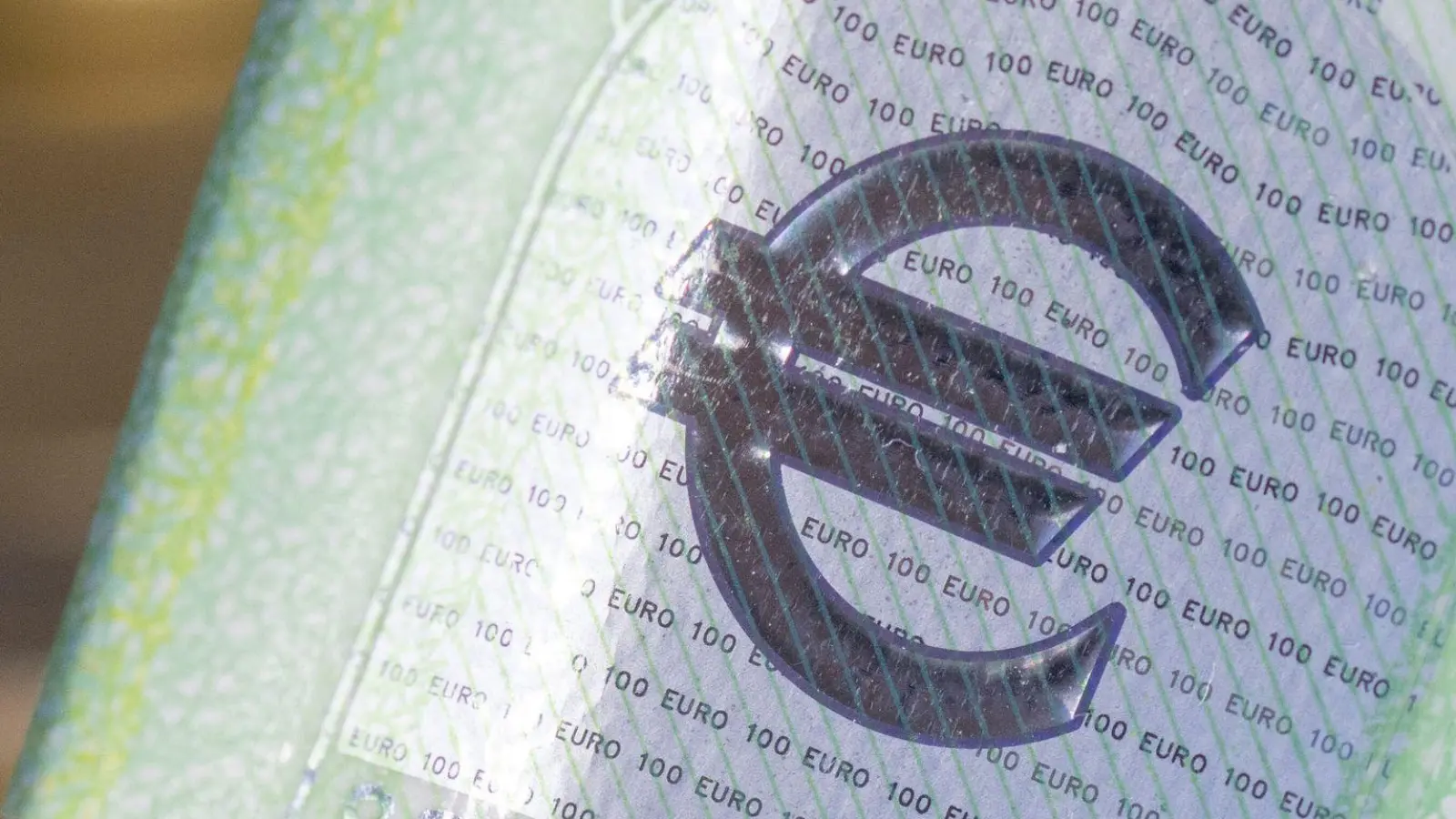 Bei Tagesgeldkonten locken wieder höhere Zinssätze – doch oft gelten sie nur auf Zeit. (Foto: Hendrik Schmidt/dpa/dpa-tmn)