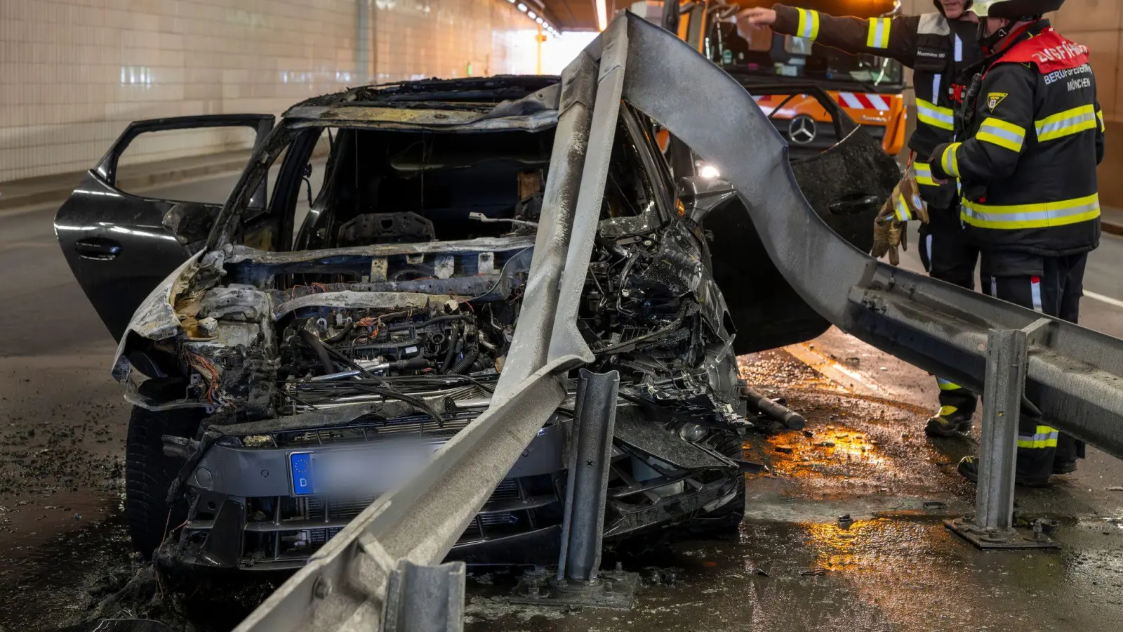 Der Fahrer kollidierte an der Ausfahrt mit der Leitplanke.  (Foto: Peter Kneffel/dpa)