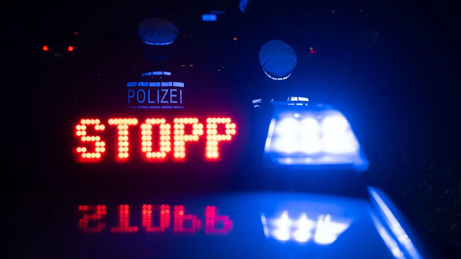 Die Polizei zog am Samstagmorgen einen verwirrten Autofahrer auf der A7 aus dem Verkehr. (Symbolbild: Marijan Murat/dpa)