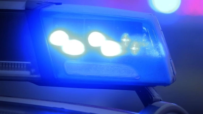 Zahlreiche Beamte durchsuchen am Samstag mehrere Wohnungen und Gaststätten. (Symbolbild) (Foto: Karl-Josef Hildenbrand/dpa)