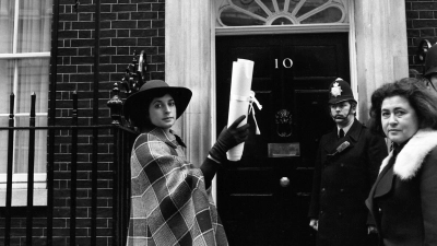 Die Schauspielerin Prunella Scales im Jahr 1975 vor Downing Street 10 in London. (Archivbild) (Foto: Robert Dear/AP/dpa)