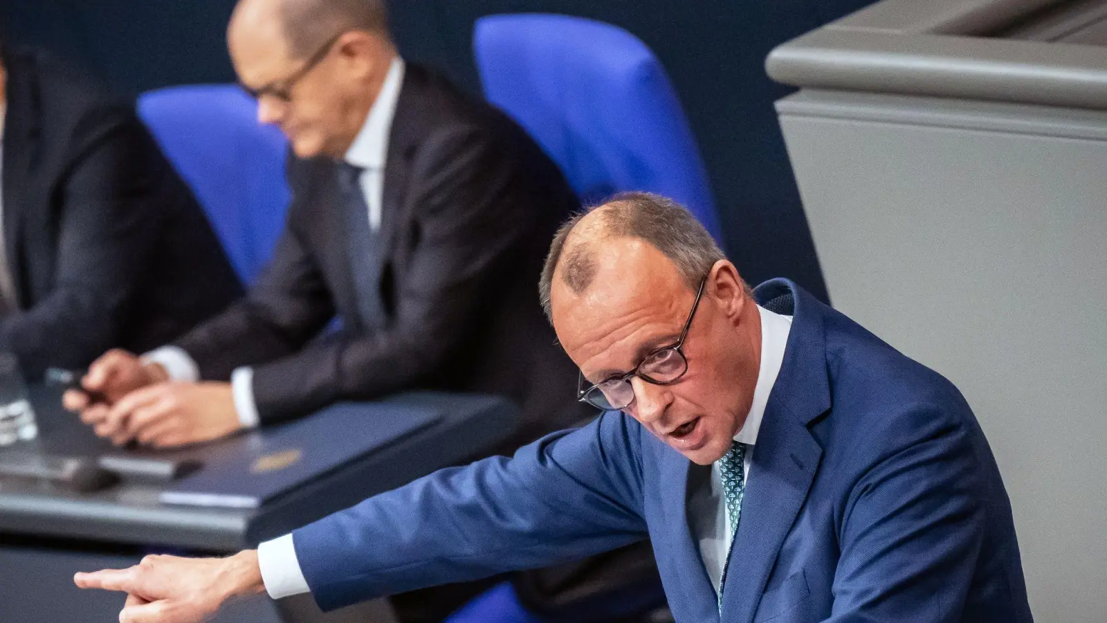 Oppositionsführer Friedrich Merz hat Bundeskanzler Olaf Scholz aufgefordert, zu Beginn des kommenden Jahres im Bundestag die Vertrauensfrage zu stellen. (Foto: Michael Kappeler/dpa)