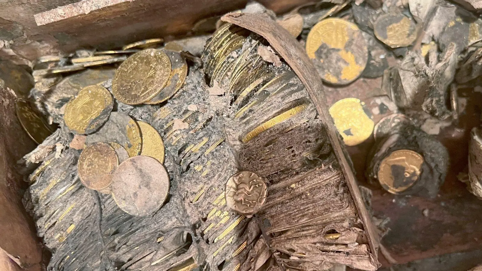 So sah der Münzschatz aus, als er aus der Erde geholt wurde. (Foto: -/Nusmismatica Ars Classic/dpa)