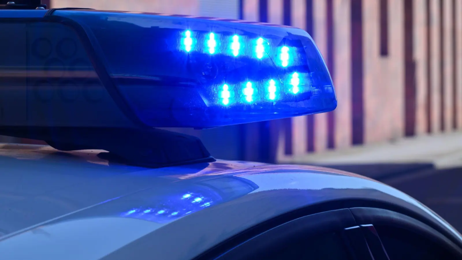 Eine Fahranfängerin kommt von der Straße ab und überschlägt sich mit ihrem Auto mehrfach. (Archivbild) (Foto: Patrick Pleul/dpa)