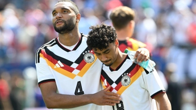 Bald auch im Verein Teamkollegen: Jonathan Tah (links) und der offenbar vom FC Bayern umworbene Nathaniel Brown (rechts). (Foto: Federico Gambarini/dpa)