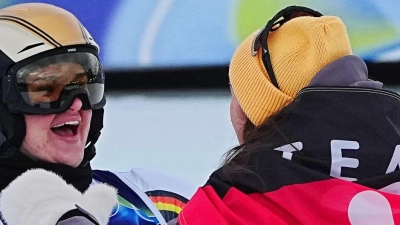Emma Aicher (links) und Kira Weidle-Winkelmann jubeln über Olympia-Silber in der Team-Kombination. (Foto: Michael Kappeler/dpa)