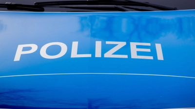 Eine unbekannte Person hat einem 36-Jähren die Nase blutig geschlagen. Zur Aufklärung der Körperverletzung hofft die Polizei auf Hinweise möglicher Zeugen  (Symbolbild: Christoph Soeder/dpa)