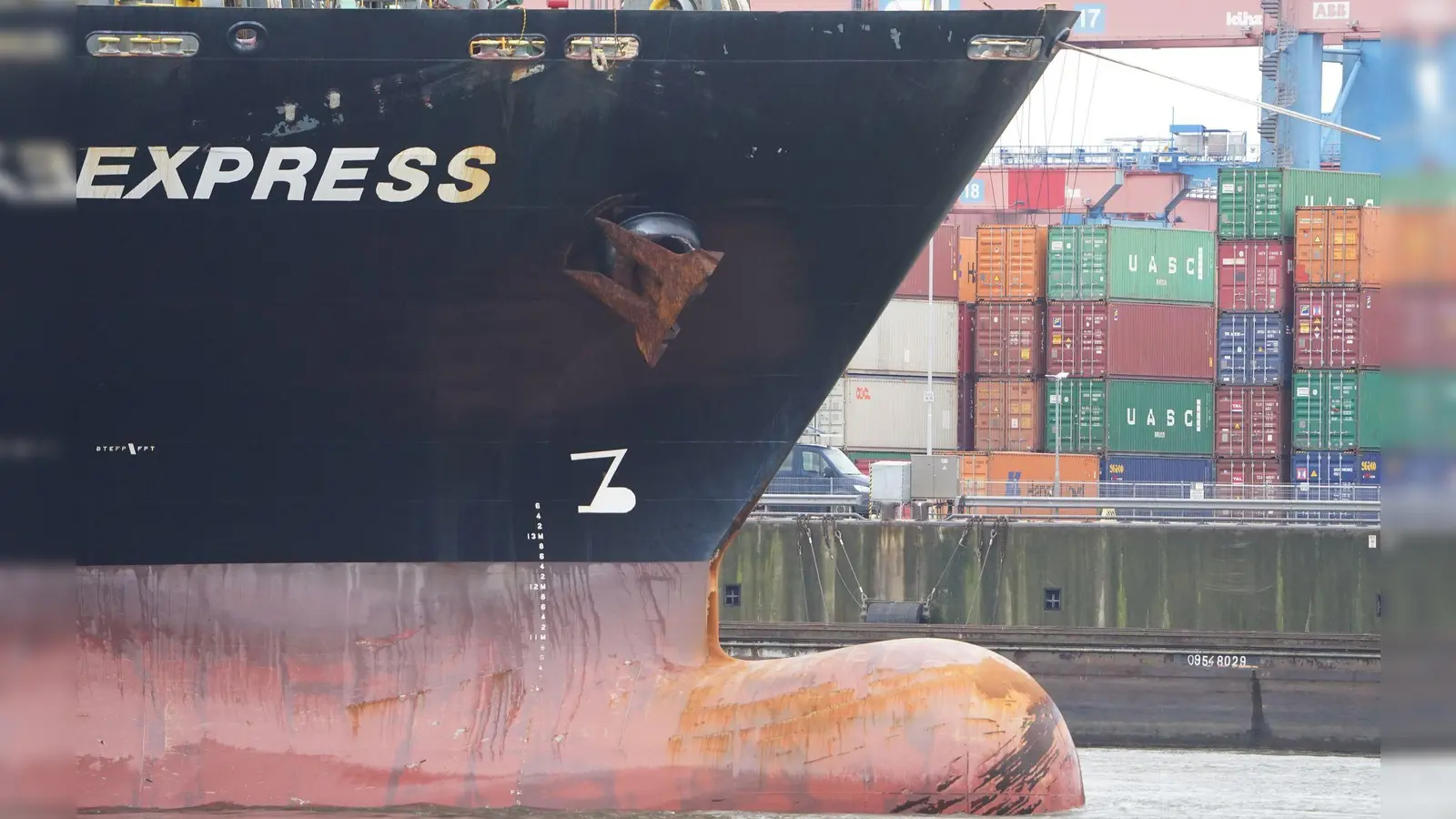 Vier Containerschiffe von Hapag-Lloyd sitzen den Angaben nach noch im Golf fest. (Archivbild)  (Foto: Marcus Brandt/dpa)