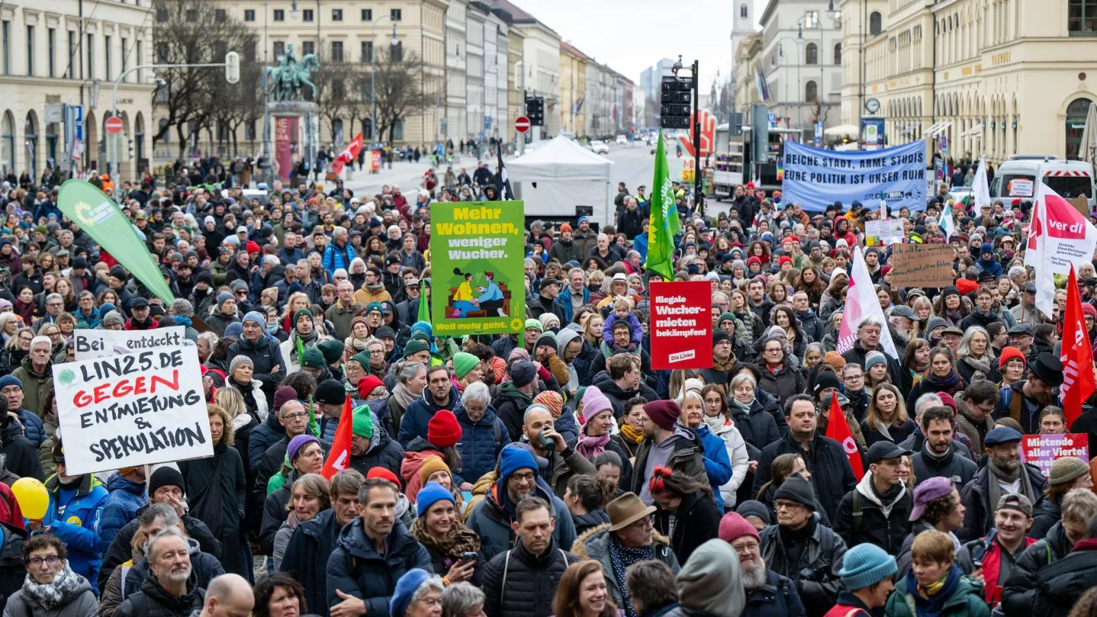 Tausende Menschen sind zur Mieten-Demonstration in München gekommen.  (Foto: Lennart Preiss/dpa)