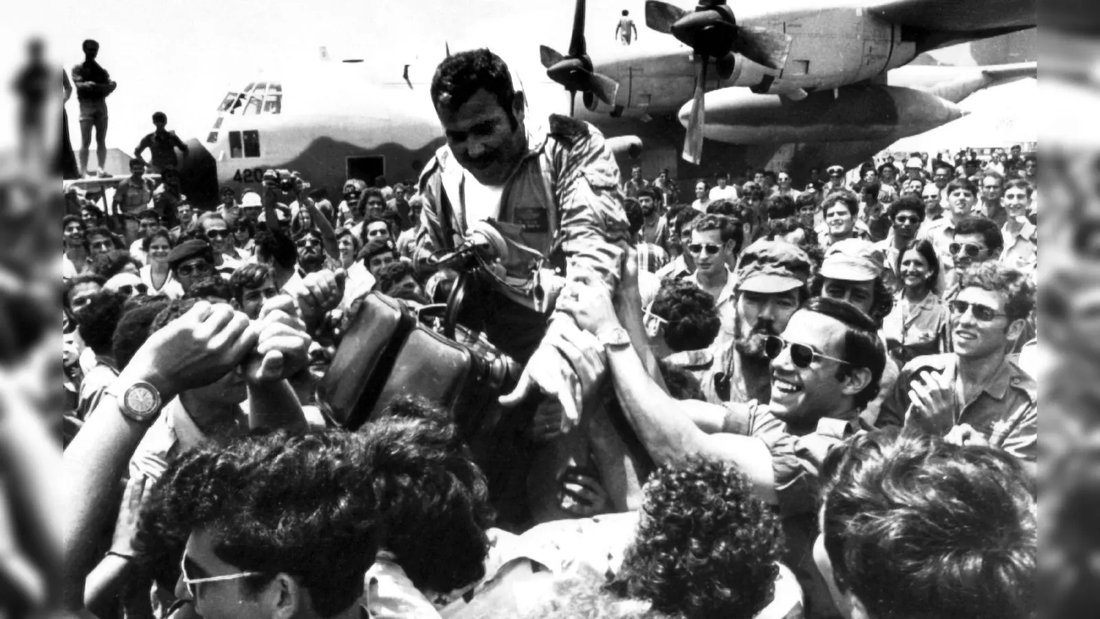 Ein an der damaligen Befreiungsaktion beteiligter Pilot wurde nach der Rückkehr auf dem Flughafen Ben Gurion gefeiert. (Archivbild) (Foto: picture alliance / dpa)