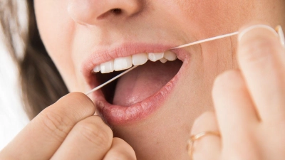 Auch Implantate brauchen gründliche Pflege: Zahnseide oder Interdentalbürstchen sorgen für saubere Zwischenräume und beugen Entzündungen vor. (Foto: Christin Klose/dpa Themendienst/dpa-tmn)