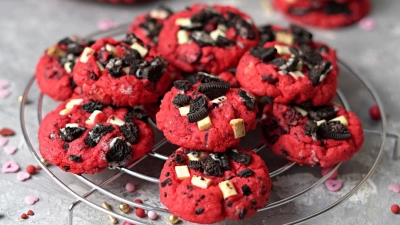 Sie erinnern in der Tat an roten Samt: Die Red Velvet Cookies hat Food-Bloggerin Mareike Pucka mit Herzchen und Knusperstückchen getoppt. (Foto: Mareike Pucka/biskuitwerkstatt.de/dpa-tmn)