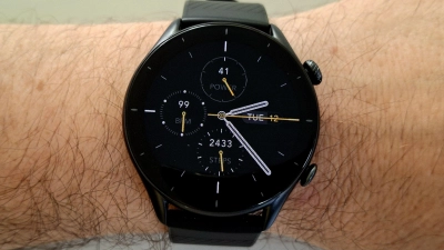 Smartwatches sind nicht nur digitale Armbanduhren. Sie können auch Benachrichtigungen anzeigen, Notrufe auslösen und vieles mehr. (Symbolbild: Cheyenne Buchmann)